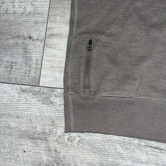 Vuori Sweatshirt Mens Medium Tan Brown Jeffreys Pullover Sweatshirt Pocket V218 - Picture 4 of 12